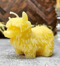 Load image into Gallery viewer, Highland Cow Beeswax Candle