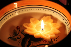 Festive Floating Beeswax Leaf Candle (Single)